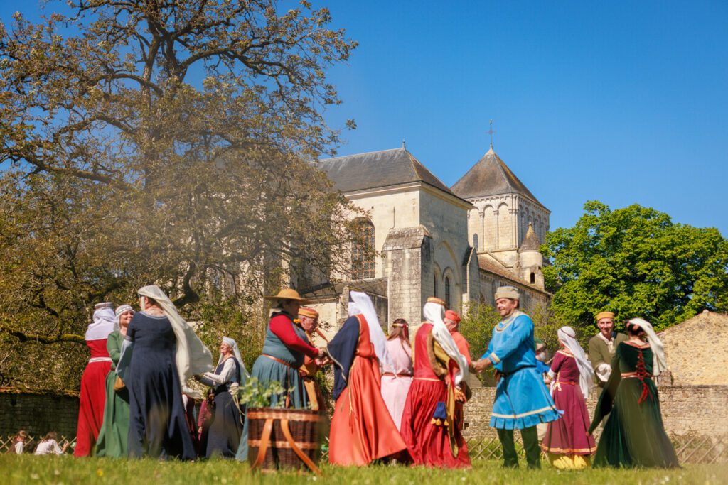 Abbaye_de_Nouaille-Maupertuis-Agence_Zebrelle_Bastien_SAUVE-19657-1200px